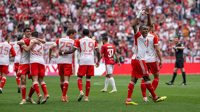 Der FC Bayern siegt gegen den 1. FC Köln mit 2:0.