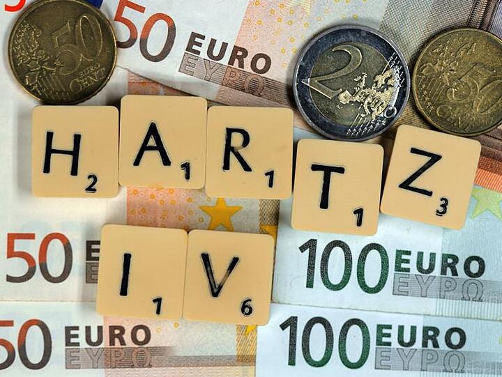 Der Hartz-IV Satz steigt im kommenden Jahr um fünf Euro.