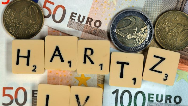 Der Hartz-IV Satz steigt im kommenden Jahr um fünf Euro. Der Hartz-IV Satz steigt im kommenden Jahr um fünf Euro.