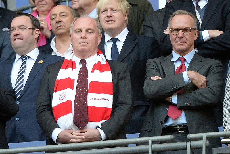Zwischen hoffen und bangen. So erlerbt Uli Hoeneß den denkwürdigen Abend in London. Die Bilder aus dem Wembley Stadion und dem anschließenden Bayern-Bankett