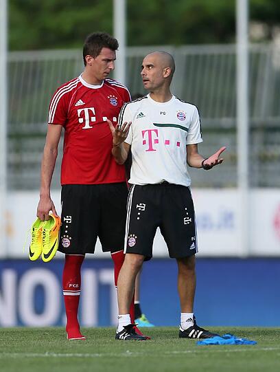 Mario Mandzukic (li.) und Pep Guardiola.Der FC Bayern in Riva am Gardasse: Sehen Sie hier die ersten Bilder aus dem Trainingslager!