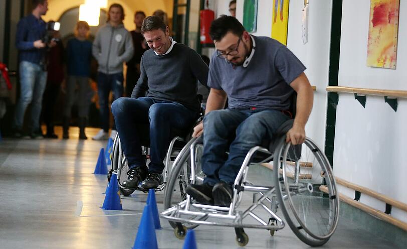 Tolle Weihnachtsaktion der Löwen: Die Profis des TSV 1860 besuchten die Bayerische Landesschule für Körperbehinderte Kinder in der Münchner Kurzstraße.