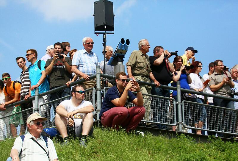 Ganz schön voll: Besucheransturm auf dem Besucherhügel am Münchner Flughafen.