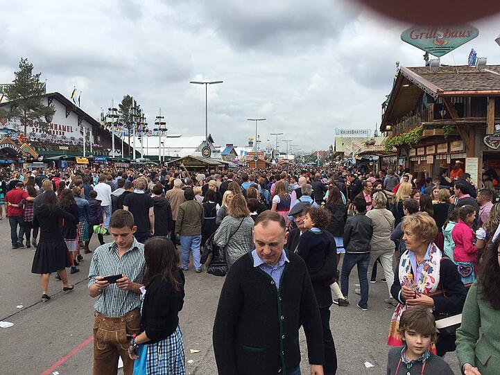 Ein volles Wiesn-Gelände zum Wochenende.