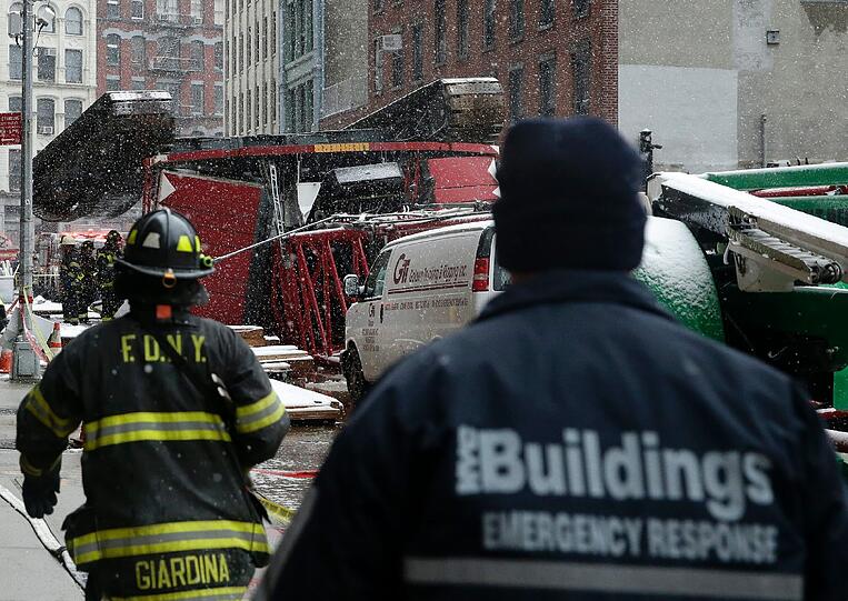 Der riesige Kran stürzte der Länge nach auf die Straße und begrub Autos unter sich. Bilder aus New York.