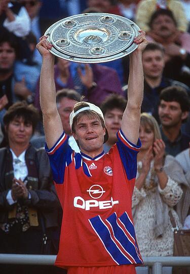 1992/93: Thomas Helmer war mit geschätzten 7 bis 8 Millionen Mark für damalige Zeiten besonders teuer, einige Quellen sehen ihn als bis dahin teuersten Transfer innerhalb der Bundesliga. 1992 wechselt er von Dortmund nach Bayern.