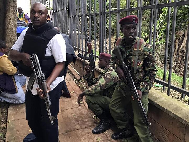 Bewaffnete Sicherheitskräfte vor dem Hotelkomplex in Nairobi.