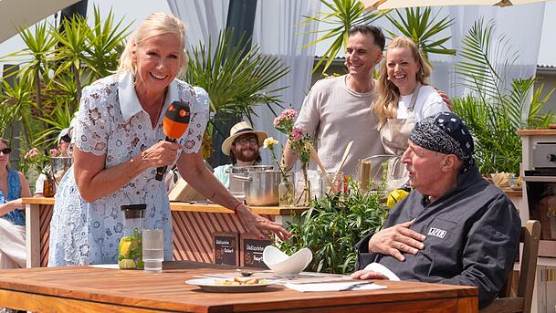 Im "ZDF-Fernsehgarten" waren bei Johann Lafer die Auswirkungen der Chemotherapie deutlich sichtbar: Sein markanter Schnurrbart ist fast komplett verschwunden und seine Glatze versteckte er unter einem Kopftuch.