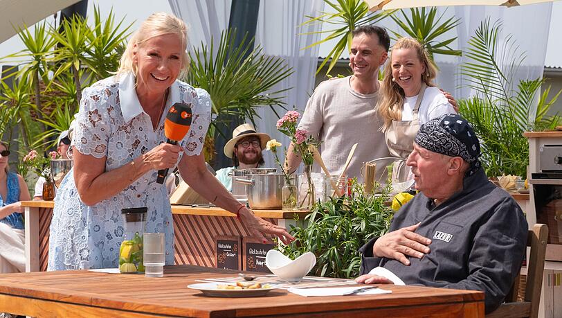 Im "ZDF-Fernsehgarten" waren bei Johann Lafer die Auswirkungen der Chemotherapie deutlich sichtbar: Sein markanter Schnurrbart ist fast komplett verschwunden und seine Glatze versteckte er unter einem Kopftuch.