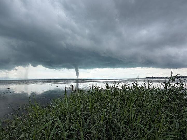 In dem Tornado bildeten sich Geschwindigkeiten von sch&auml;tzungsweise 100 bis 150 Kilometern pro Stunde, wie der DWD mitteilte.