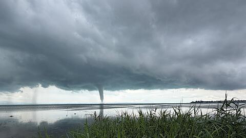 In dem Tornado, der rund 15 Minuten auftrat, bildeten sich Geschwindigkeiten von sch&auml;tzungsweise 100 bis 150 Kilometern pro Stunde, wie der DWD mitteilte.