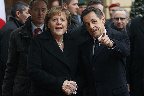 Angela Merkel und Nicolas Sarkozy zeigen auf die Freiburger.