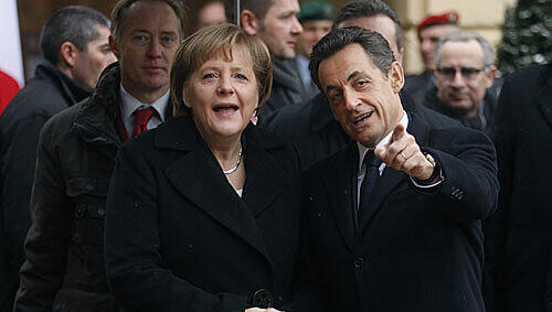 Angela Merkel und Nicolas Sarkozy zeigen auf die Freiburger. Angela Merkel und Nicolas Sarkozy zeigen auf die Freiburger.