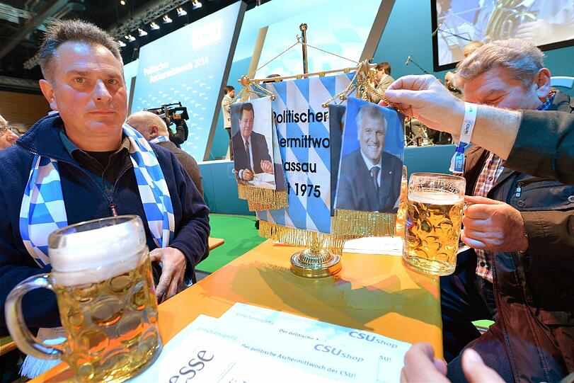 Prost - auf die CSU! In der Passauer Dreiländerhalle stimmen sich CSU-Fans auf die Reden von Horst Seehofer und Peter Gauweiler ein.