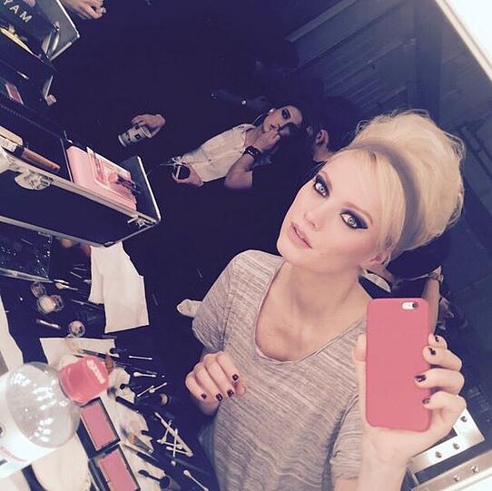 Franziska Knuppe findet, ihre Sechziger-Jahre-Frisur ist ein Selfie wert
