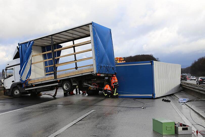 Nicht nur in Hagen standen gestern LKWs quer über die Straße verteilt.