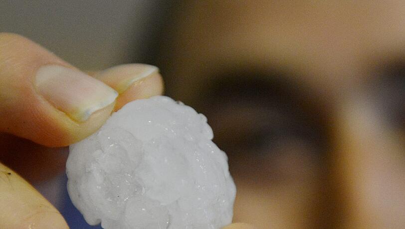 Golfballgroße Hagelkörner: In der Nacht auf Christi Himmelfahrt hat in Bayern ein starkes Gewitter gewütet. Auch in Südbaden (Bilder) hat das Unwetter getobt. Die Bilder... Golfballgroße Hagelkörner: In der Nacht auf Christi Himmelfahrt hat in Bayern ein starkes Gewitter gewütet. Auch in Südbaden (Bilder) hat das Unwetter getobt. Die Bilder...