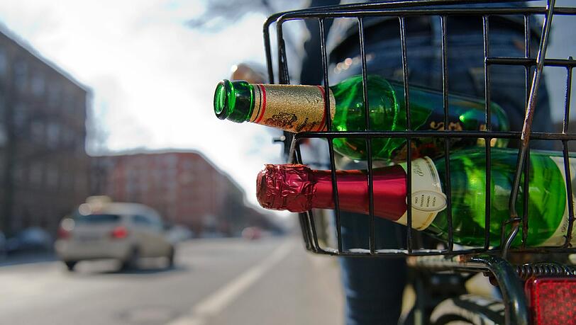 Nach dem Biergartenbesuch aufs Fahrrad steigen, ist derzeit sogar noch mit 1,59 Promille erlaubt. Nach dem Biergartenbesuch aufs Fahrrad steigen, ist derzeit sogar noch mit 1,59 Promille erlaubt.