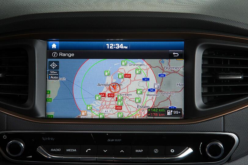 Das Navigationssystem im Hyundai Ioniq Electric zeigt in einem Kreis die Reichweite und alle verfügbaren Stromtankstellen an.