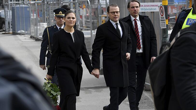 Kronprinzessin Victoria und Prinz Daniel am Ort des Anschlags in Stockholm.