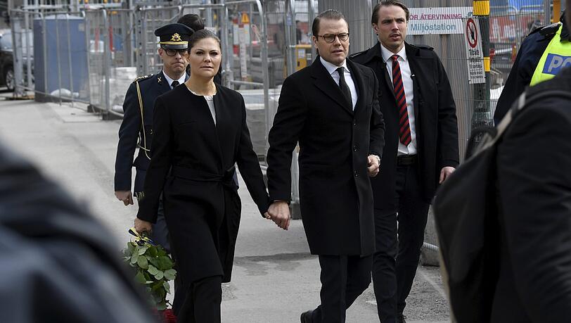 Kronprinzessin Victoria und Prinz Daniel am Ort des Anschlags in Stockholm. Kronprinzessin Victoria und Prinz Daniel am Ort des Anschlags in Stockholm.