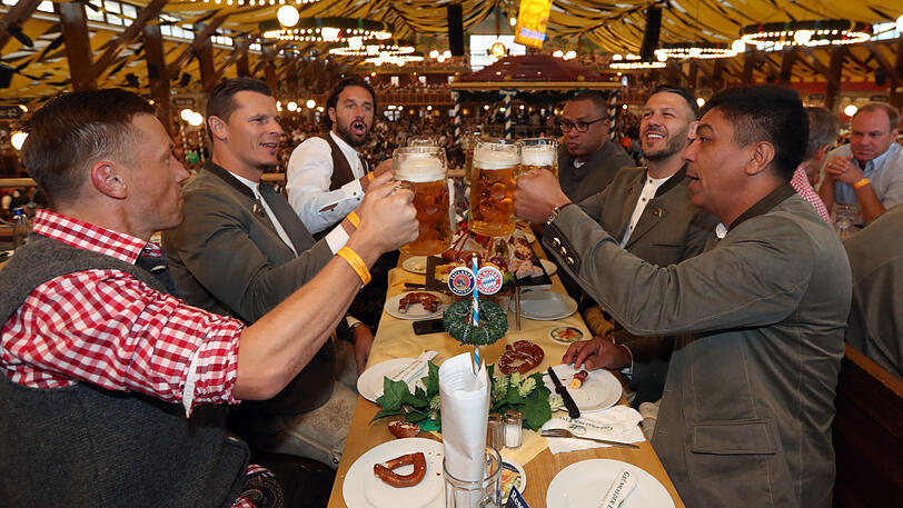 Ivica Olic, Daniel van Buyten, Luca Toni (links) zusammen mit Giovane Elber, Martin Demichelis und Paulo Sergio.