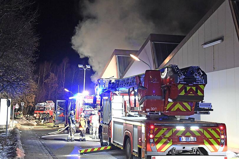 Stundenlang musste die Feuerwehr den Gas-Tank kühlen, um eine Explosion zu verhindern.