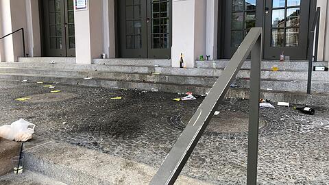 Leere Flaschen, halb ausgetrunkene Plastikbecher, Zettel, Müllbeutel: der Eingang des Gärtnerplatztheaters nach einem lauen Sommerabend.