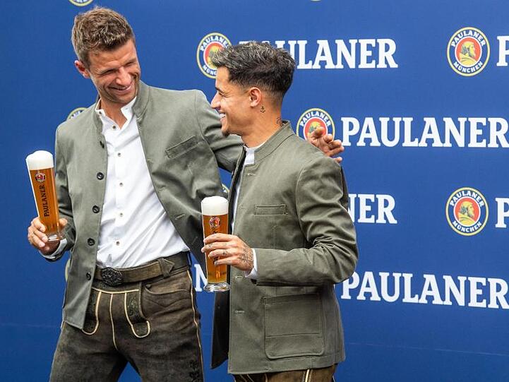 Thomas Müller (l-r) und Philippe Coutinho beim Sponsorentermin zum Lederhosen-Shooting.
