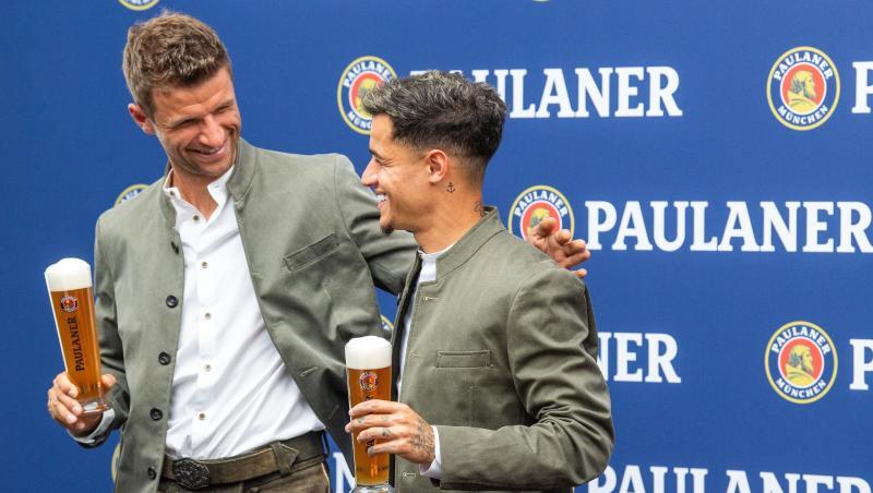 Thomas Müller (l-r) und Philippe Coutinho beim Sponsorentermin zum Lederhosen-Shooting. Thomas Müller (l-r) und Philippe Coutinho beim Sponsorentermin zum Lederhosen-Shooting.
