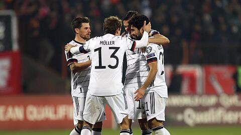 Die DFB-Elf um Doppelpacker Ilkay Gündogan (r) setzte sich souverän in Armenien durch.