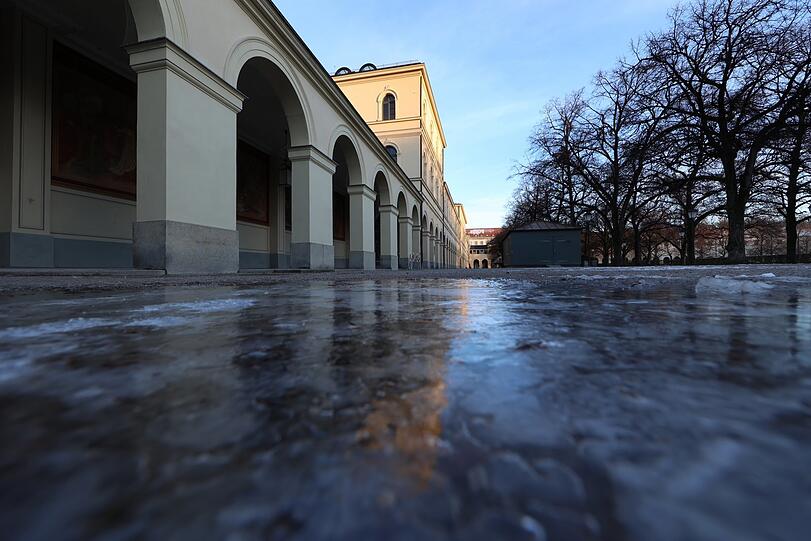 Gefrorene Pfützen am Morgen: Vorsicht, Rutschgefahr!
