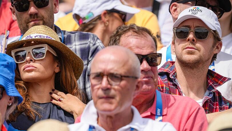 Eva Mendes und Ryan Gosling im Stadion vor dem Schloss von Versailles. Eva Mendes und Ryan Gosling im Stadion vor dem Schloss von Versailles.