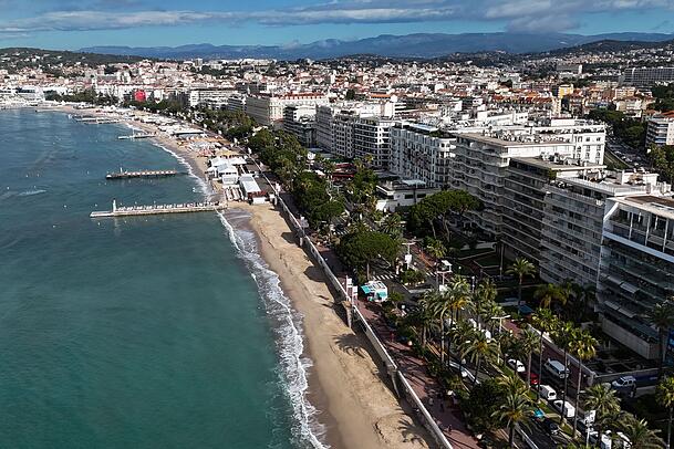 Diese Luftaufnahme zeigt den Boulevard de la Croisette am Rande der 79. Ausgabe der Filmfestspiele von Cannes.