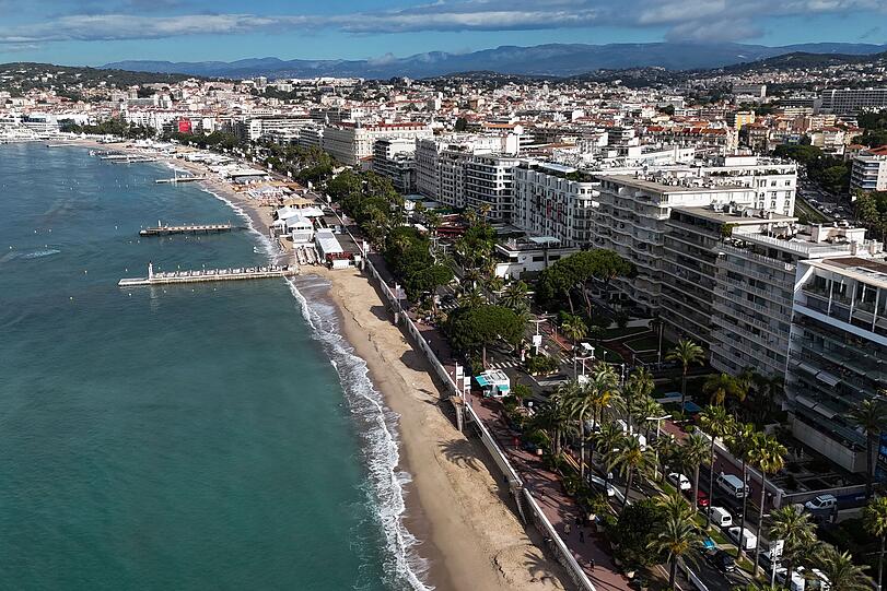 Der Boulevard de la Croisette in Cannes aus der Luft.