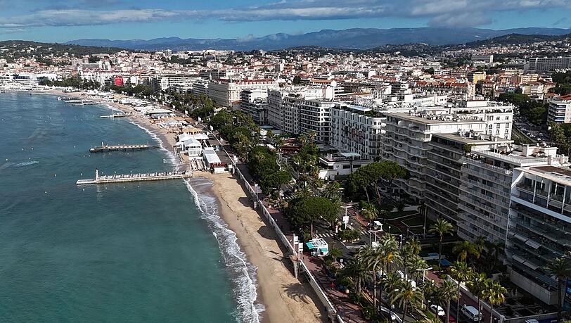Diese Luftaufnahme zeigt den Boulevard de la Croisette am Rande der 79. Ausgabe der Filmfestspiele von Cannes.