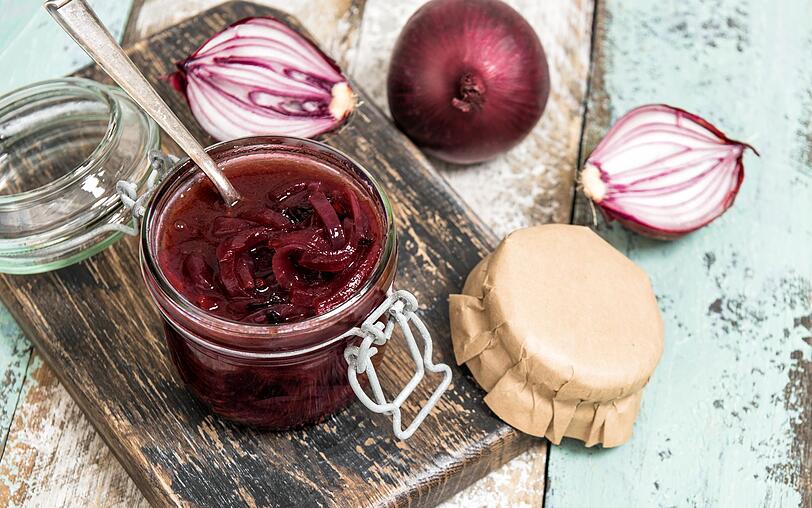 In roten Zwiebeln sind die Pflanzenpigmente Anthocyane enthalten. Diese sekundären Pflanzenstoffe können laut verschiedener Studien vor bestimmten Krebsarten, Diabetes und Herzkrankheiten schützen. In roten Zwiebeln sind die Pflanzenpigmente Anthocyane enthalten. Diese sekundären Pflanzenstoffe können laut verschiedener Studien vor bestimmten Krebsarten, Diabetes und Herzkrankheiten schützen.