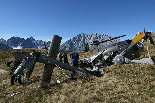 Trümmerhaufen eines Helikopters. Unglaublich: Der Pilot wurde nur leicht verletzt