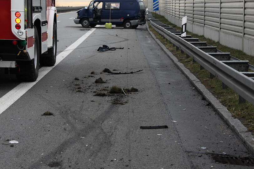 Bei dem schweren Unfall auf der A94 bei Ampfing werden die zwei Fahrer verletzt.