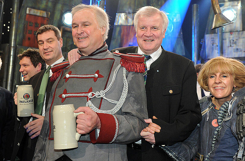 Horst Seehofer wurde im Singspiel wieder von Christoph Zrenner (l) verkörpert. Dem Ministerpräsidenten hat's gefallen - sagte er zumindest.