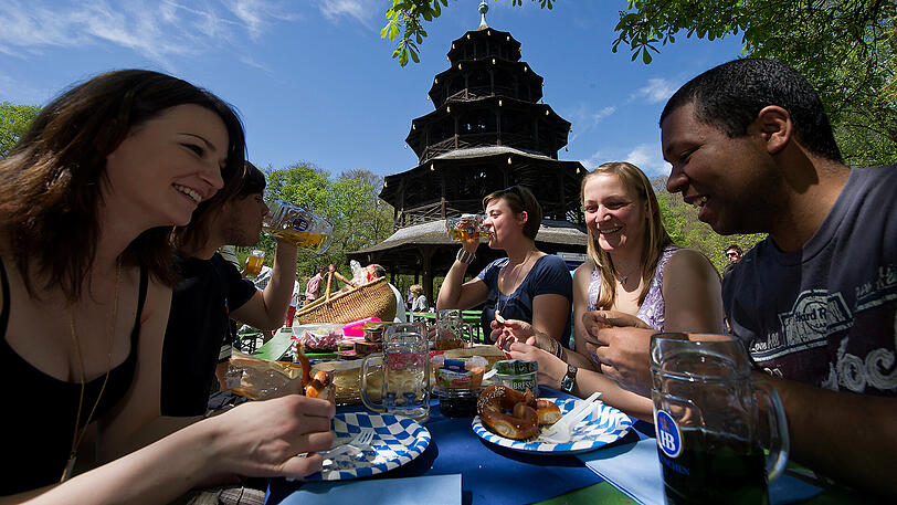 Genießen, ja, das kann der Münchner. Mit am besten natürlich im Biergarten &ndash; zum Glück kommt die Zeit ja bald wieder.