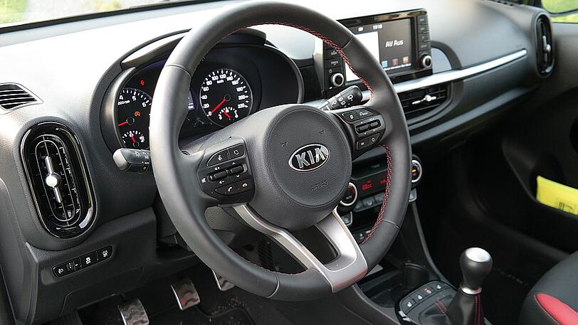 Alles drin, alles dran: Die Armaturen des Picanto entsprechen in etwa denen des einen Nummer größeren Rio.