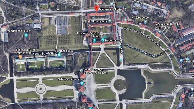 Nördlich des Schlosses Nymphenburg in der Maria-Ward-Straße 1a bis 1k steht der Gebäudekomplex.