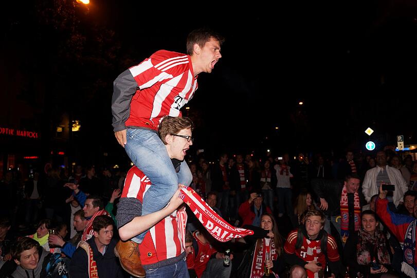 Auf der Leopoldstraße in München feiern Fans des FC Bayern München den Sieg im DFB-Pokal gegen den VfB Stuttgart.