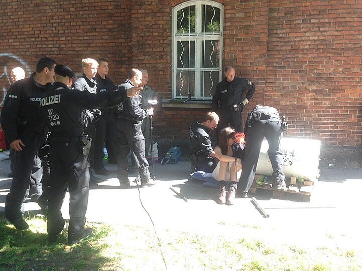 G7-Aktivisten blockieren den Schlachthof. Die Bilder...