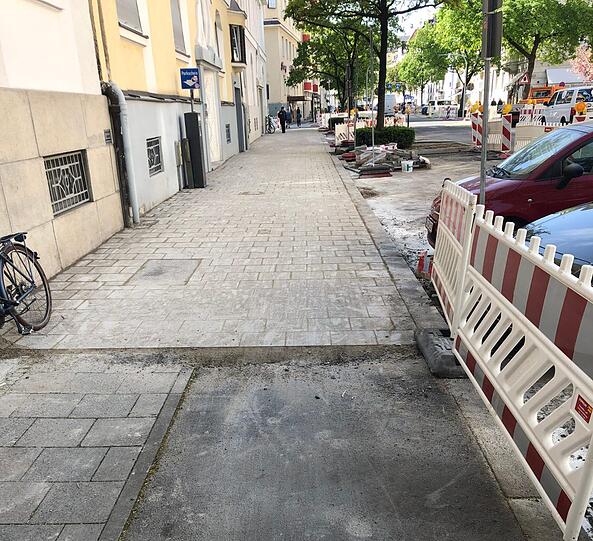 Sieht seltsam aus: Der Radweg am Rand des Trottoirs wird zurückgebaut, denn Radler sollen künftig auf der Fahrbahn fahren.