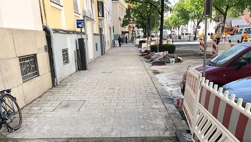 Sieht seltsam aus: Der Radweg am Rand des Trottoirs wird zurückgebaut, denn Radler sollen künftig auf der Fahrbahn fahren. Sieht seltsam aus: Der Radweg am Rand des Trottoirs wird zurückgebaut, denn Radler sollen künftig auf der Fahrbahn fahren.