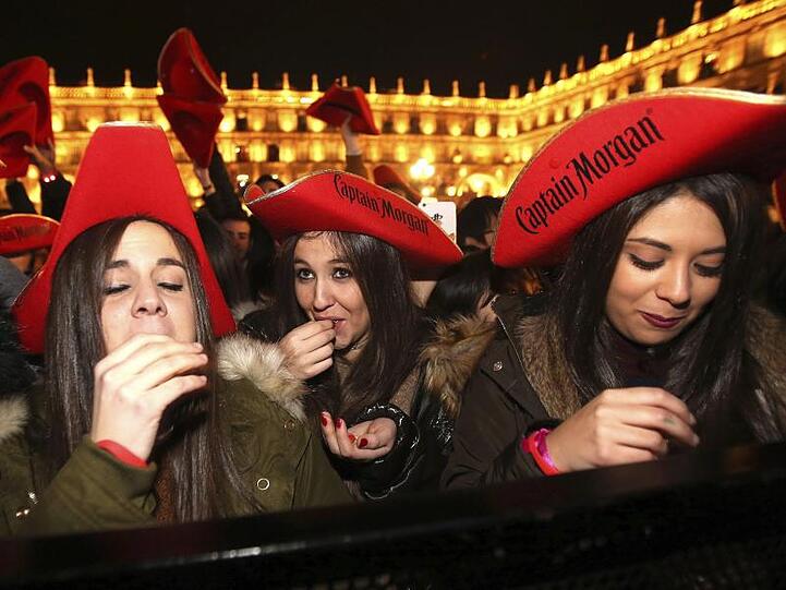 Teilnehmerinnen einer Mannequin-Challenge bei der traditionellen Studentenabschlussfeier in Salamanca.