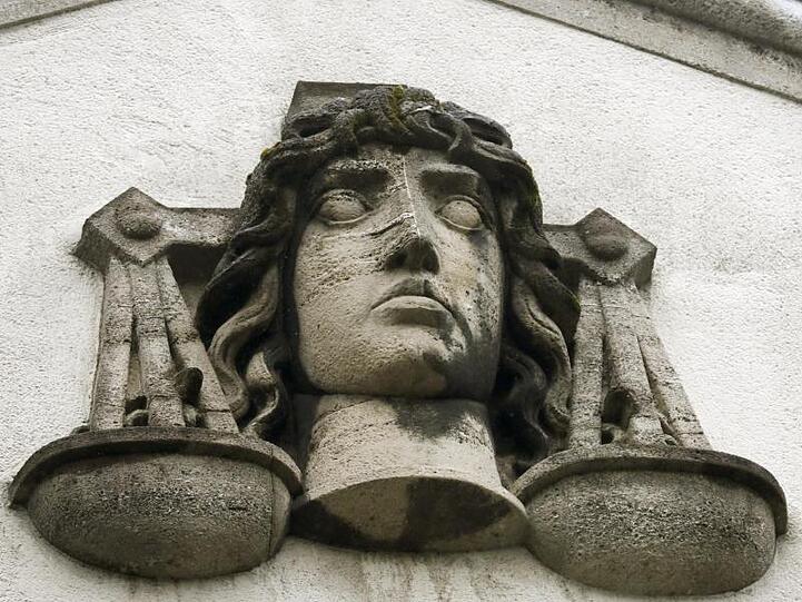 Eine Justitia-Büste an einer Fassade. Foto: Ina Fassbender/Archivbild