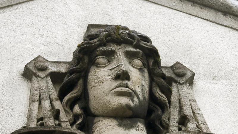 Eine Justitia-Büste an einer Fassade. Foto: Ina Fassbender/Archivbild Eine Justitia-Büste an einer Fassade. Foto: Ina Fassbender/Archivbild